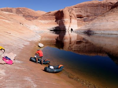 Vystupujeme na břeh v Reflection Canyonu